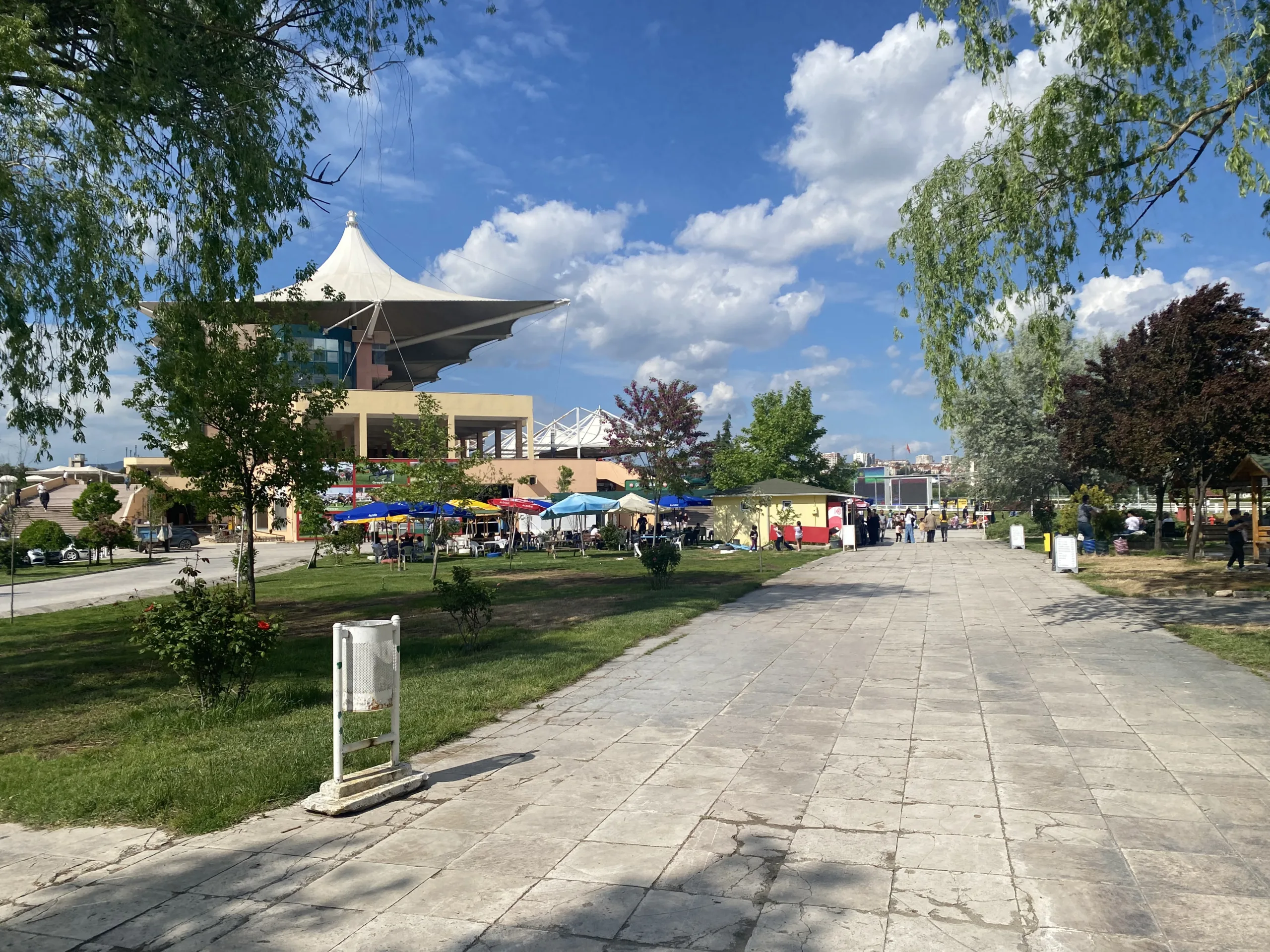 IMG_6077-scaled-jpg Ankara 75. Yıl Hipodromu: Şehrin İçinde Gizli Bir Piknik ve Eğlence Merkezi