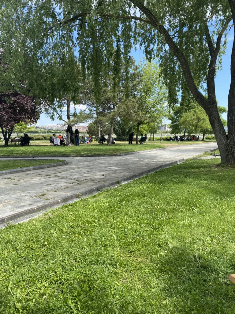 IMG_6047-2-768x1024-heic Ankara 75. Yıl Hipodromu: Şehrin İçinde Gizli Bir Piknik ve Eğlence Merkezi