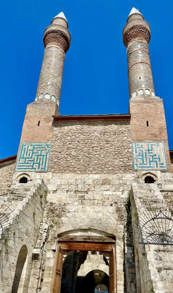 cifteminarelimedrese-607x1024-heic Sivas Gezi Rehberi: Selçuklu'dan Cumhuriyet'e Gezilecek En İyi Yerler