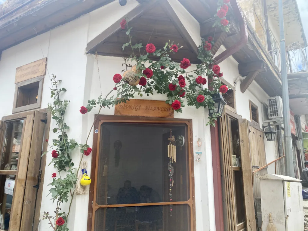 divrigipilavcisi-1024x768-heic Divriği'de Ne Yenir? Yöresel Divriği Yeme-İçme ve Restoran Rehberi