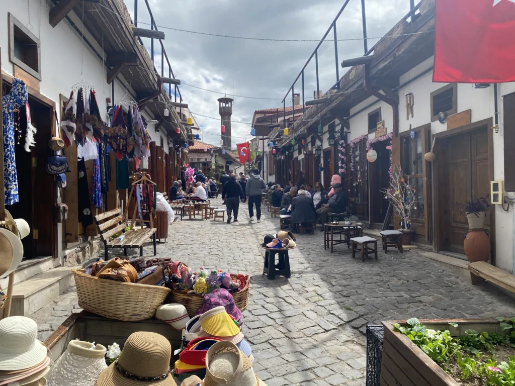 divrigisokak-1024x768-heic Divriği'de Ne Yenir? Yöresel Divriği Yeme-İçme ve Restoran Rehberi