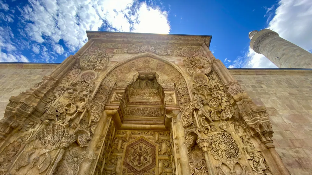 divrigiulucami-1024x576-heic Sivas Gezi Rehberi: Selçuklu'dan Cumhuriyet'e Gezilecek En İyi Yerler