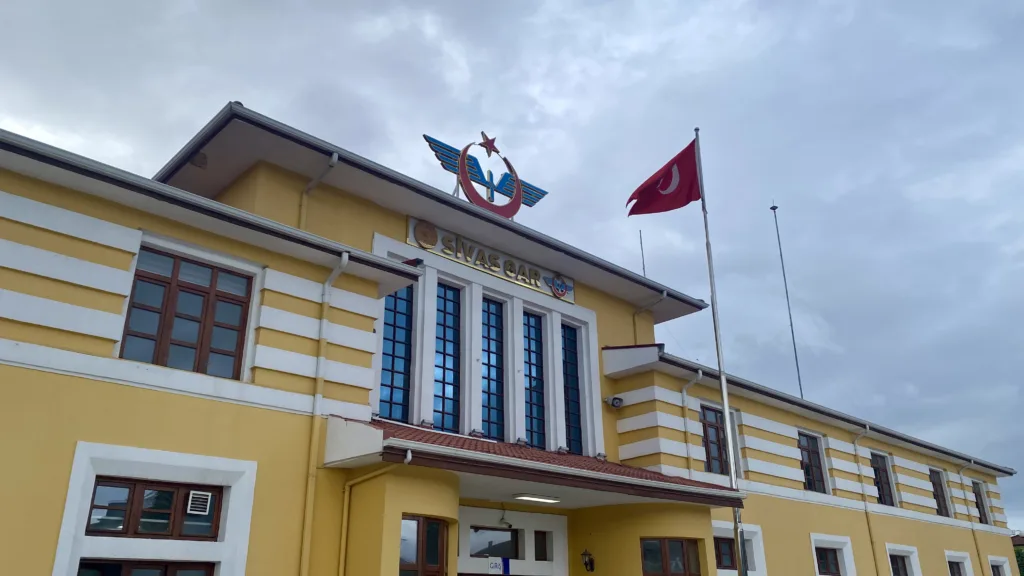 sivasanaistasyon-1024x576-heic Sivas - Divriği Tren Yolculuğu: Anadolu'nun Kalbinde Manzara Dolu Bir Seyahat