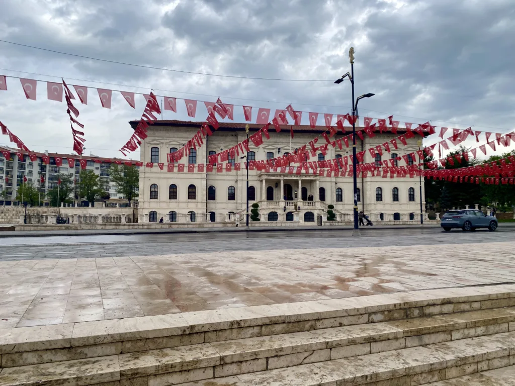 sivaslisesi2-1024x768-heic Sivas Gezi Rehberi: Selçuklu'dan Cumhuriyet'e Gezilecek En İyi Yerler