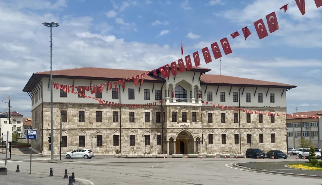 sivasvalilik-1024x588-heic Sivas Gezi Rehberi: Selçuklu'dan Cumhuriyet'e Gezilecek En İyi Yerler